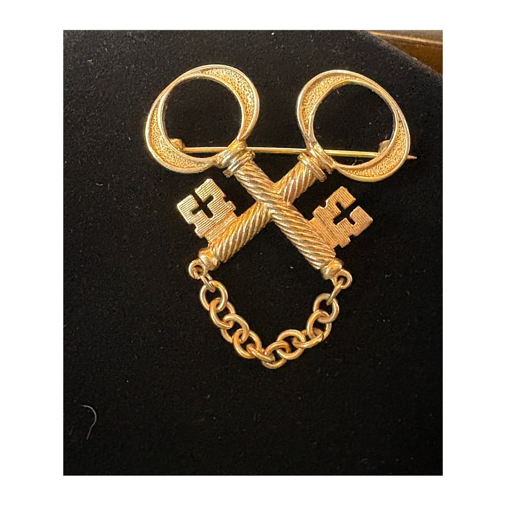 Vintage Gold Tone Crossed Skeleton Keys Brooch with Dangle Chain Heraldic Pin